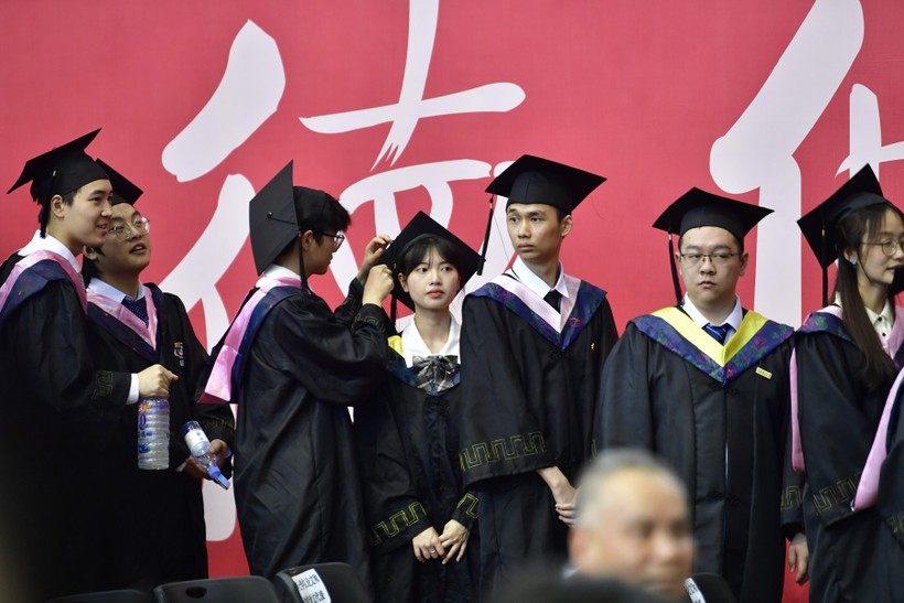 Sinh viên dự lễ tốt nghiệp tại một trường đại học ở Trùng Khánh.