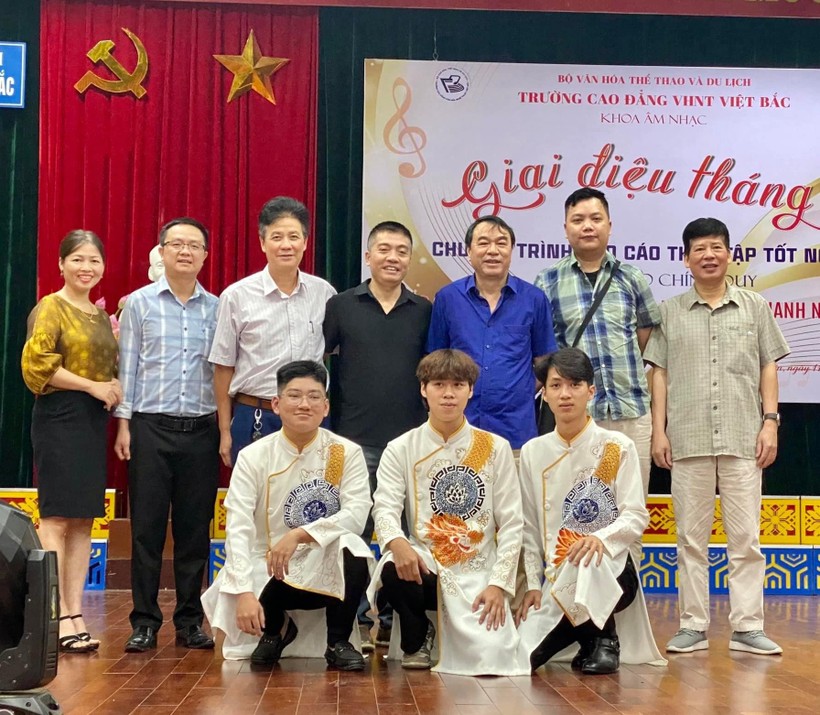 NSƯT Hoàng Anh (hàng sau, thứ 2 từ phải sang) và các nghệ sĩ, học trò trong một chương trình báo cáo tốt nghiệp tại Trường Cao đẳng Văn hóa Nghệ thuật Việt Bắc. Ảnh: NVCC.