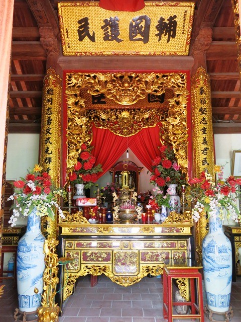 Bàn thờ nhà khoa bảng Nguyễn Công Cơ.
