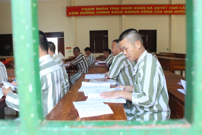 Lớp học xóa mù chữ tại Trại giam Xuân Hà.