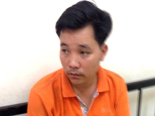 Nguyễn Văn Hiếu tại trụ sở công an phường Dịch Vọng Hậu sau màn "phun mưa", đánh CSGT