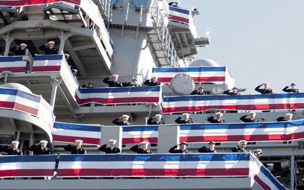 Cận cảnh lễ hạ thủy tàu đổ bộ mới nhất của Mỹ