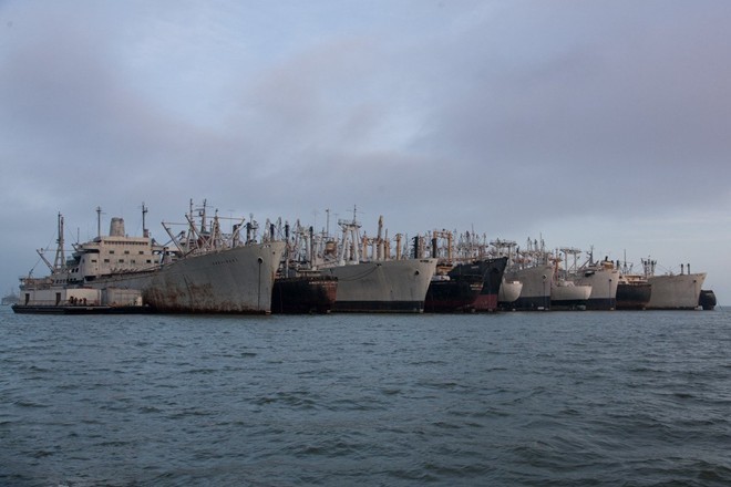 Hạm đội hàng trăm chiếc "tàu ma" trôi nổi tại Mỹ