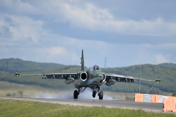 Xem cường kích Su-25 hạ cánh trên đường cao tốc