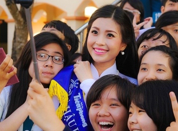 Á hậu Diễm Trang tươi trẻ, duyên dáng về thăm trường cũ