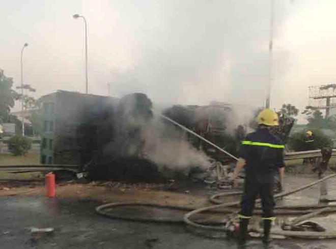 Xe tải nổ lốp bốc cháy trên đại lộ Thăng Long