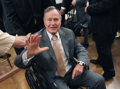 Cựu tổng thống Mỹ Bush cha nhập viện vì suy hô hấp