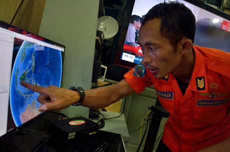 Indonesia điều 3 máy bay, 4 tàu chiến tìm phi cơ mất tích