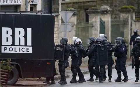 Pháp: 2 nghi phạm xả súng bị bao vây