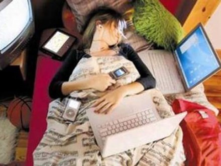Sạc điện thoại trên giường khi ngủ, tăng nguy cơ béo phì