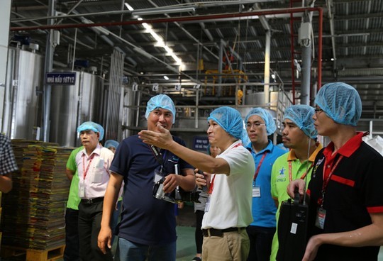 Đoàn kiểm tra liên ngành của tỉnh Bình Dương tiến hành thanh tra nhà máy của Tân Hiệp Phát hồi tháng 2 năm nay - Ảnh: N. Phú