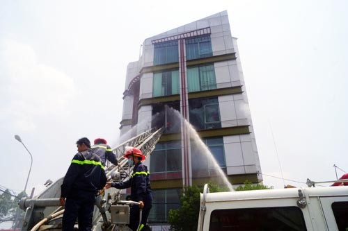 Kính tòa nhà 5 tầng nổ lớn trong vụ cháy