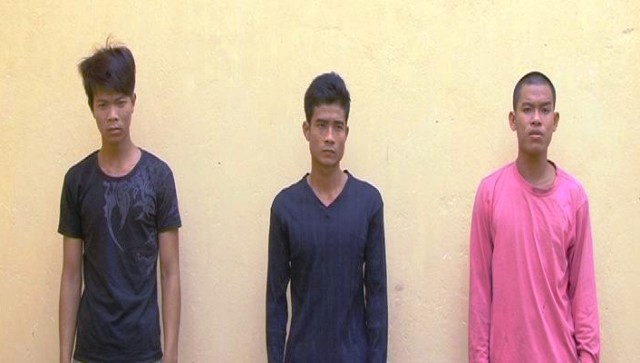 Ba thanh niên nhậu xỉn, cầm gạch đá chống trả cảnh sát 113