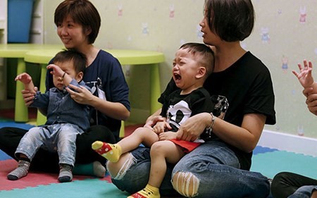 Trẻ em Hong Kong miệt mài luyện thi vào trường mầm non