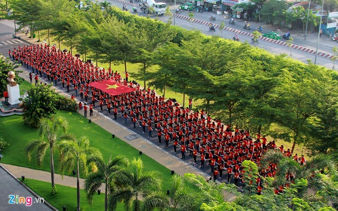 Sinh viên Sài Gòn xếp chữ mừng Quốc khánh