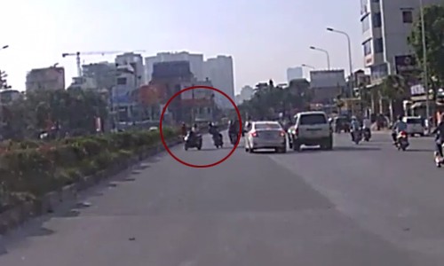 Cô gái chạy xe máy trốn cảnh sát gây tai nạn