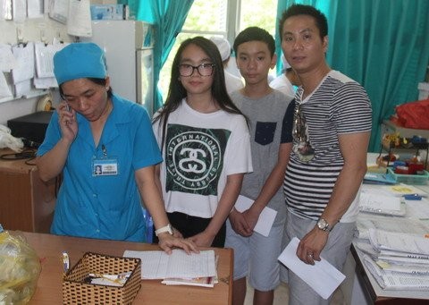 Việt kiều Úc dạy con lòng nhân ái tại giường bệnh ung thư