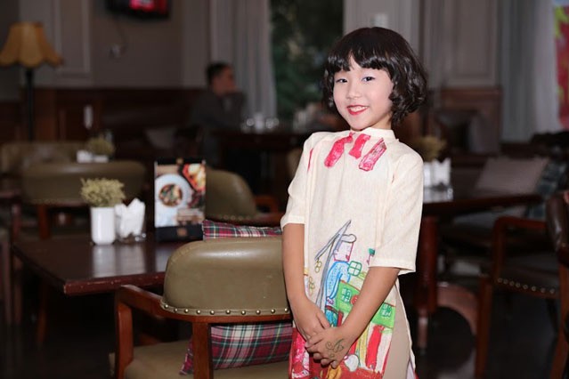Con gái Thái Thùy Linh điệu đà với áo dài hoa xuân