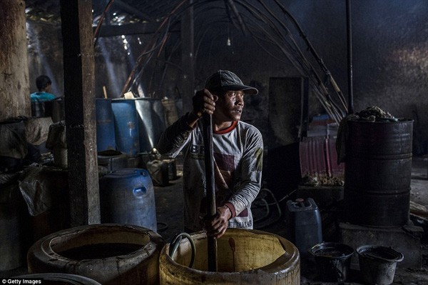 Cận cảnh xưởng sản xuất rượu “tử thần” khiến nhiều gia đình tan nát
