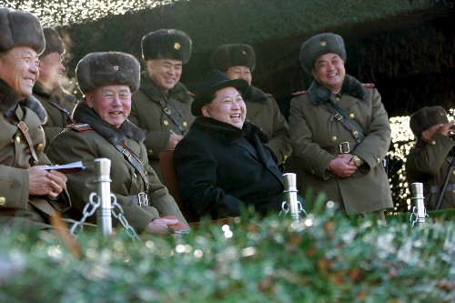 Kim Jong-un tươi cười xem diễn tập không quân