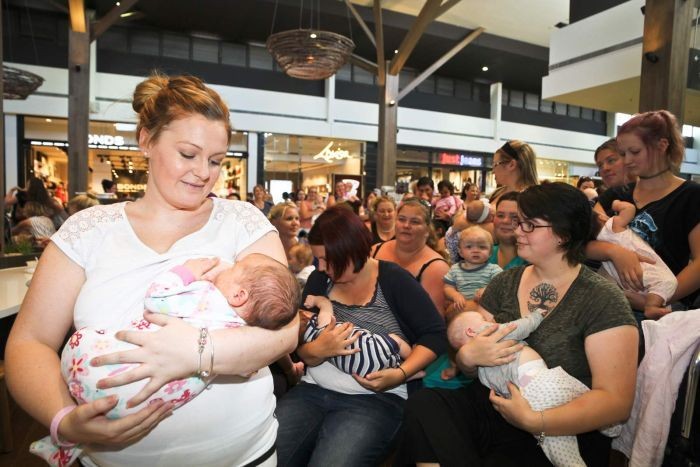 Úc: Mẹ “bỉm sữa” kéo nhau ra nơi công cộng cho con bú