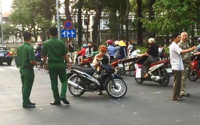 Cướp vượt đèn đỏ tông gãy chân người phụ nữ ở Sài Gòn