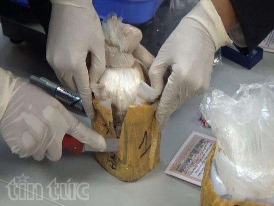 Hải quan Tân Sơn Nhất phát hiện gần 3kg ma túy trong hũ mắm cá
