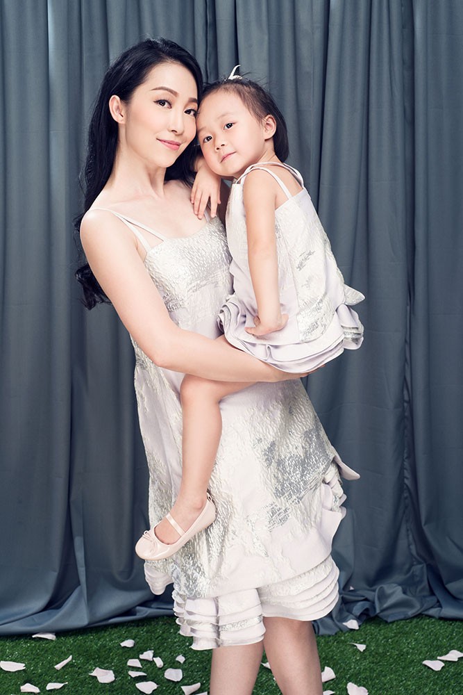 Linh Nga khoe đồ đôi với con gái 3 tuổi