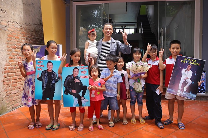 Top 2 Vietnam Idol hạnh phúc trong vòng tay khán giả tại quê nhà