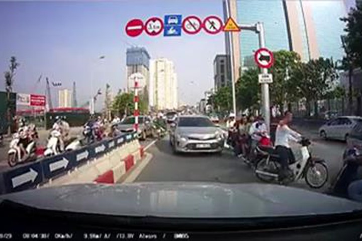 Xe máy, ô tô rồng rắn đi ngược chiều giữa đường phố Hà Nội