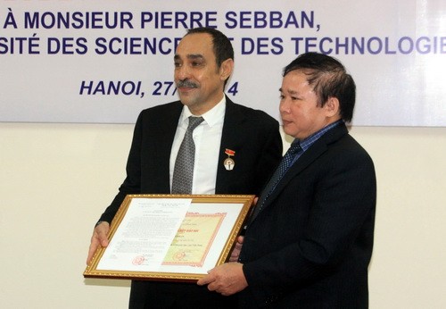Thứ trưởng Bùi Văn Ga trao Kỉ niệm Chương Vì sự nghiệp giáo dục cho ông Pierre Sebban