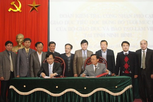 Ông Nguyễn Đức Hữu và ông Lê Văn Dung cùng kí văn bản công nhận tỉnh Ninh Bình đã đạt chuẩn PCGDTH ĐĐTmức độ 2.