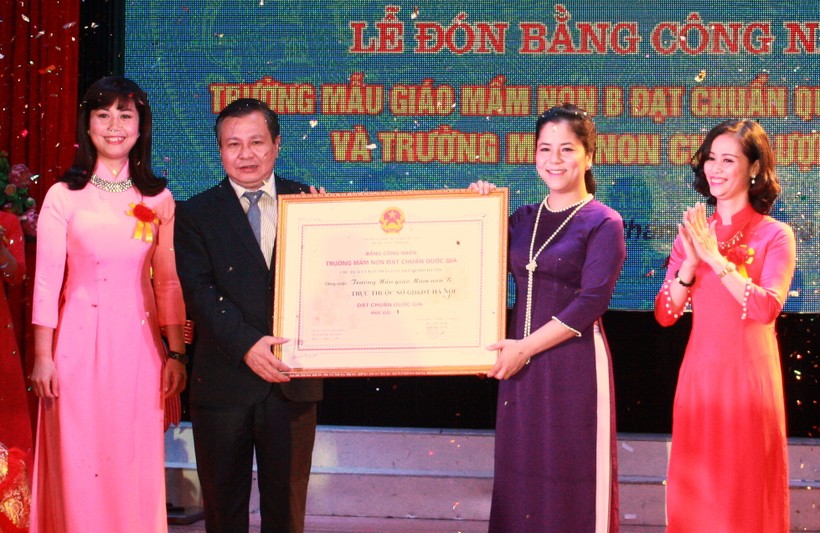 Ông Lê Ngọc Quang – Phó Giám đốc Sở GD&ĐT Hà Nội trao bằng công nhận Trường MN đạt chuẩn quốc gia cho nhà trường
