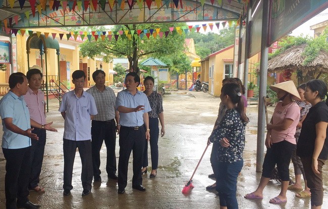 Ông Nguyễn Minh Tường khảo sát thiệt hại về cơ sở vật chất, thiết bị, đồ dùng dạy học và động viên giáo viên các nhà trường khắc phục những thiệt hại do mưa lũ gây ra, chuẩn bị cho năm học mới.
