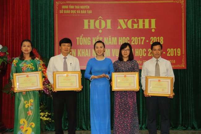 Đại diện tỉnh ủy Thái Nguyên trao tặng Bằng khen của Bộ GD&ĐT cho các cá nhân có thành tích xuất sắc trong tổ chức giải Bóng đá cup Milo khu vực I năm 2017