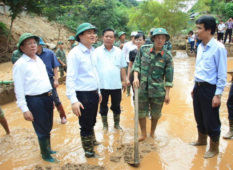 Bộ trưởng Phùng Xuân Nhạ động viên các lực lượng đang hỗ trợ nhà trường khắc phục hậu quả mưa lũ