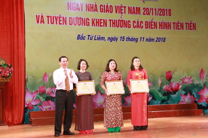 Bí thư quận ủyTrương Văn Thiều trao tặng Bằng khen của Bộ trưởng Bộ GD&ĐT cho 3 các tập thể của quận Bắc Từ Liêm.