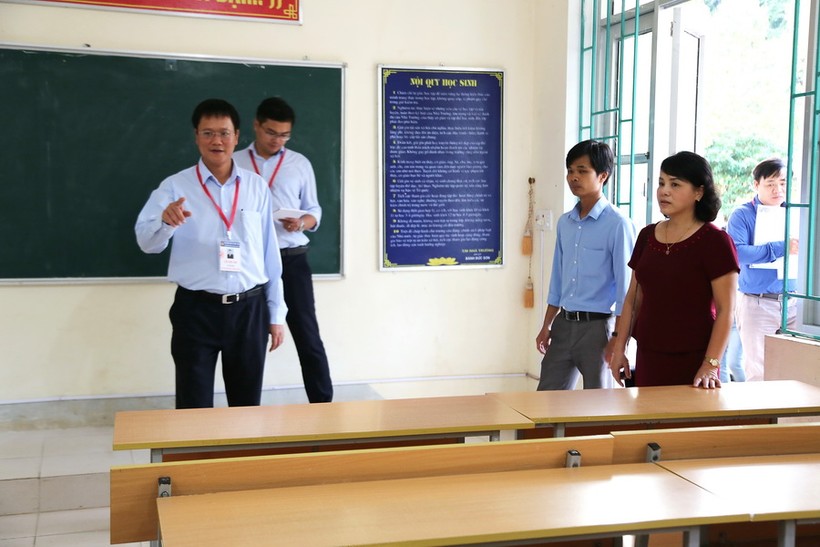 Thứ trưởng Lê Hải An đang lưu ý với Hiệu trưởng Trường THPT Quảng Uyên - cô Nông Thị Lan  sắp xếp, bố trí chỗ ngồi cho thí sinh trong phòng thi