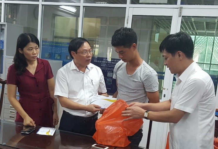 Ông Trương Quốc Việt - Phó chủ tịch UBND huyện Duy Tiên tặng quà và động viên phụ huynh có con bị bỏng tại Viện bỏng quốc gia