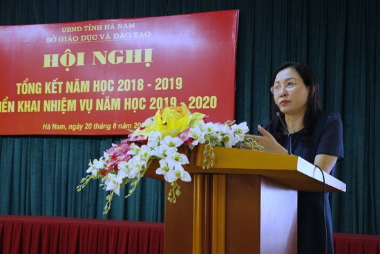 Bà Đinh Thị Lụa - Giám đốc Sở GD&ĐT Hà Nam báo cáo tại hội nghị. 