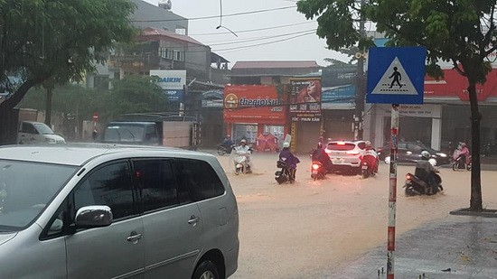 Mưa lớn, các tuyến đường tại tỉnh Thái Nguyên nước lũ ngập sâu nên 307 trường học các cấp phải cho học sinh nghỉ để đảm bảo an toàn