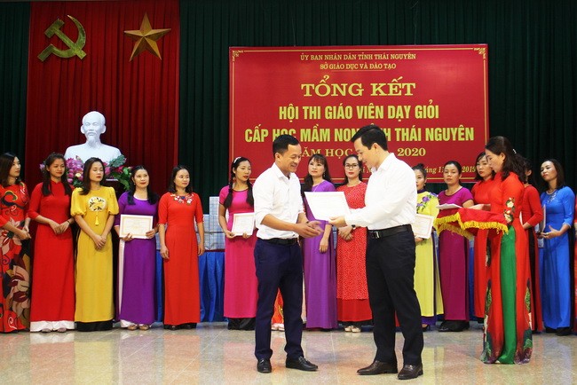 Thầy giáo Vũ Văn Hoan (Trường Mầm non Yên Lãng - Đại Từ), có phần thi đạt điểm cao xuất sắc nhận Giấy Chứng nhận của Sở GD&ĐT.