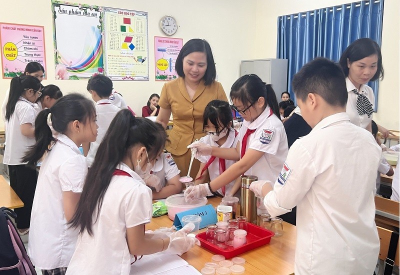 Bà Dương Hồng Minh và HS Trường Tiểu học Thị trấn Đồng Đăng trong một tiết thực nghiệm dạy học hoạt động trải nghiệm theo chủ đề STEM.