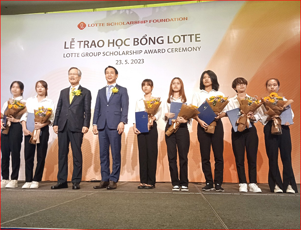 Trao 60 suất học bổng Lotte cho sinh viên TPHCM ảnh 1