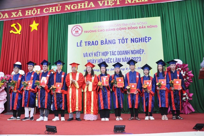 Trường CĐ Cộng đồng Đắk Nông trao 192 bằng tốt nghiệp cho sinh viên ảnh 1