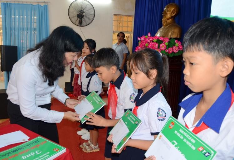 Trao 727 suất học bổng Lương Định Của cho học sinh, sinh viên khó khăn 
