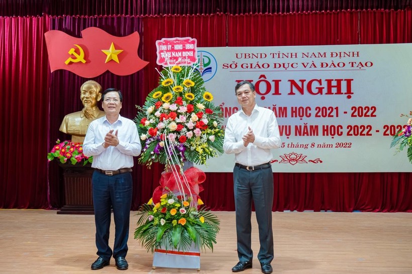 Phó Chủ tịch UBND tỉnh Trần Lê Đoài trao Bằng khen của lãnh đạo tỉnh cho các tập thể, cá nhân có thành tích xuất sắc trong năm học 2021-2022.