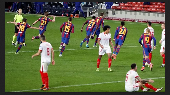 Các cầu thủ Barca ăn mừng Pique san bằng tỷ số chung cuộc ở phút bù giờ.