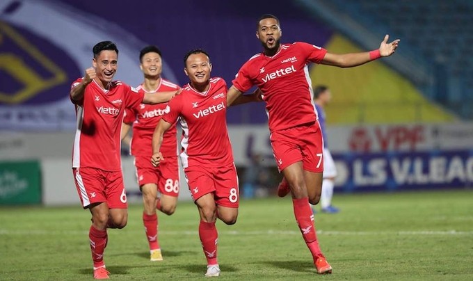 Trọng Hoàng chia vui với đồng đội sau bàn thắng duy nhất vào lưới Hà Nội FC.
