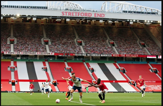 HLV Solskjaer cho rằng màu đỏ rực trên khán đài khiến Man Utd thi đấu không tốt trên sân nhà.